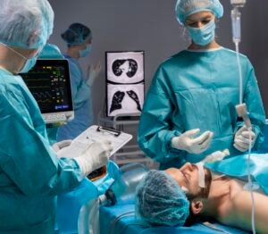 Equipo de médicos especialistas realizando procedimiento de endoscopia a paciente bajo sedación en sala clínica con monitoreo de signos vitales