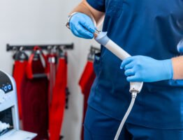 Médico especialista en gastroenterología con guantes quirúrgicos sosteniendo equipo médico para realizar una colonoscopia en Cartagena