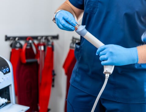 Médico especialista en gastroenterología con guantes quirúrgicos sosteniendo equipo médico para realizar una colonoscopia en Cartagena