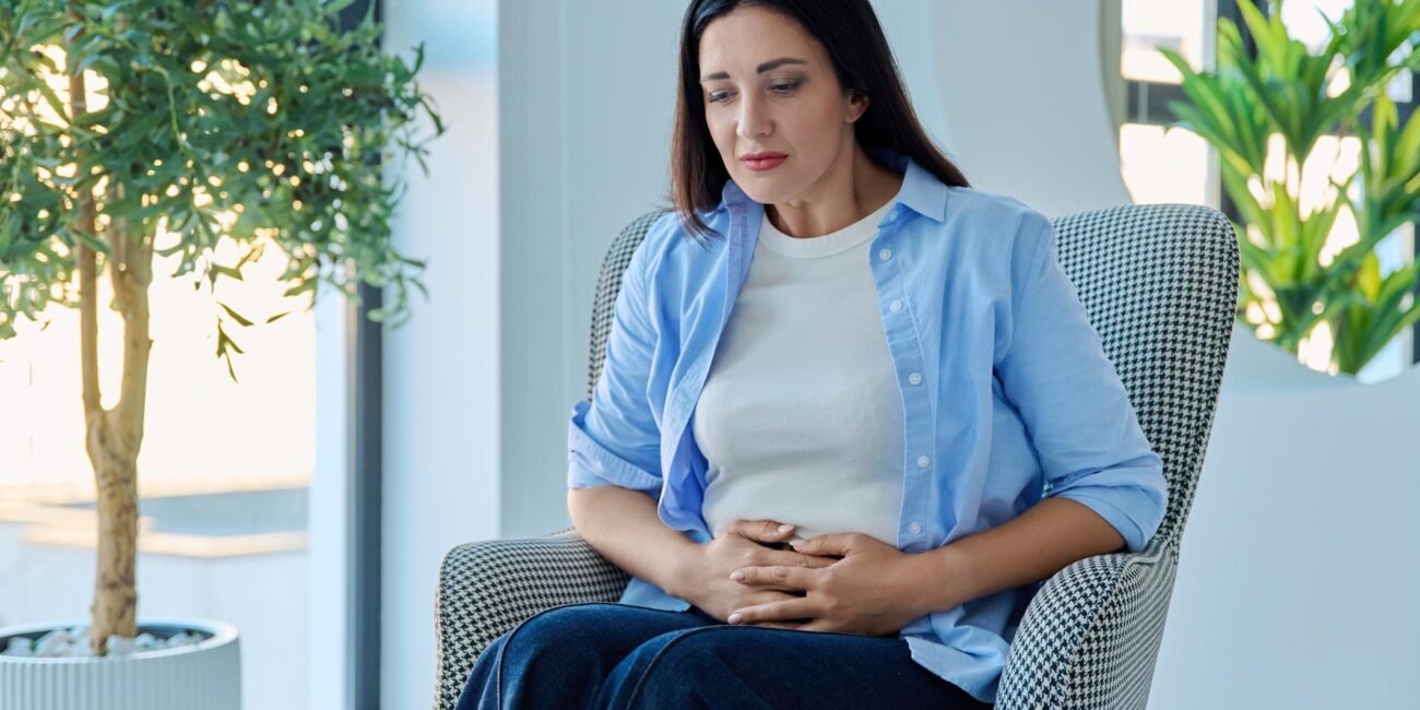 Mujer con molestia en la parte superior del abdomen
