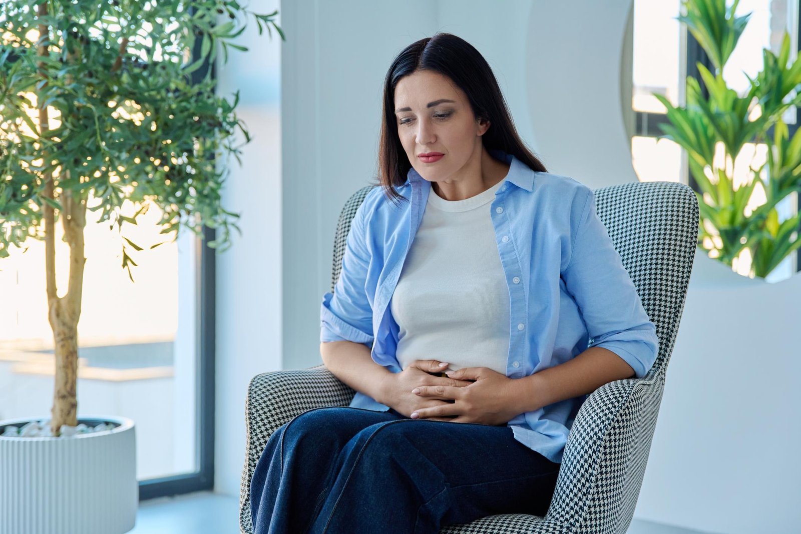 Mujer con molestia en la parte superior del abdomen