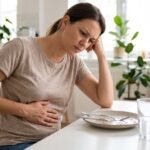 Persona con inflamación abdominal después de comer